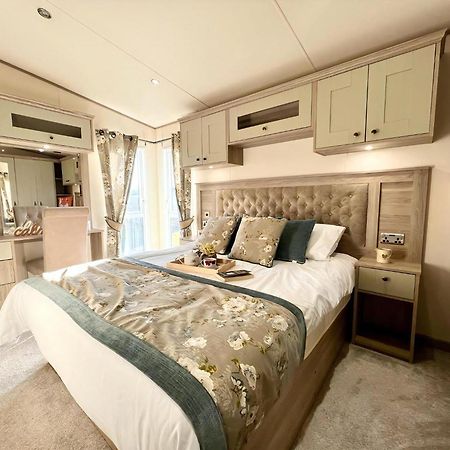 Stunning Caravan With Full Lake View At Southview Holiday Park Ref 33004Ml Skegness Exterior photo